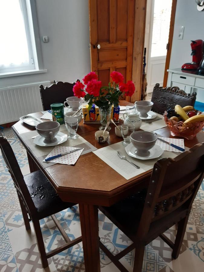 Au Coeur De L'Enclave Bed & Breakfast Moeuvres ภายนอก รูปภาพ